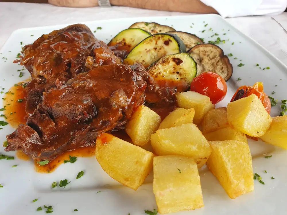 Plato de carne en salsa con patatas y calabacín