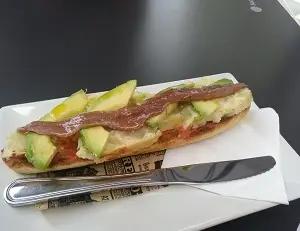 Tostada de aguacate y anchoa