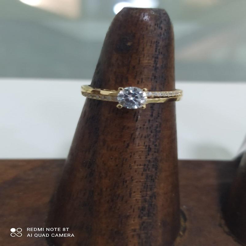 Anillo con diamante en un palo de madera