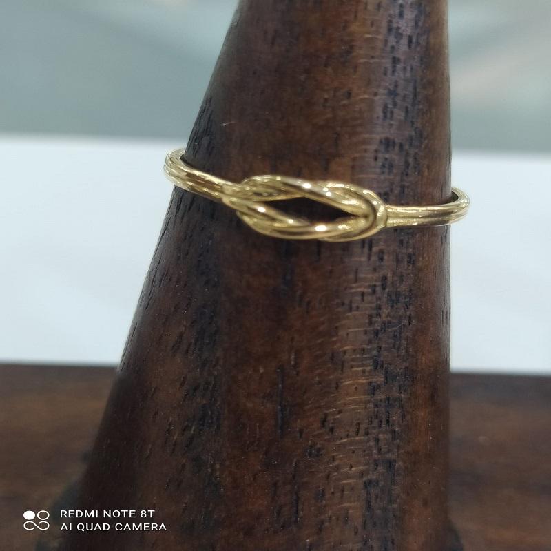 Anillo dorado sobre palo de madera