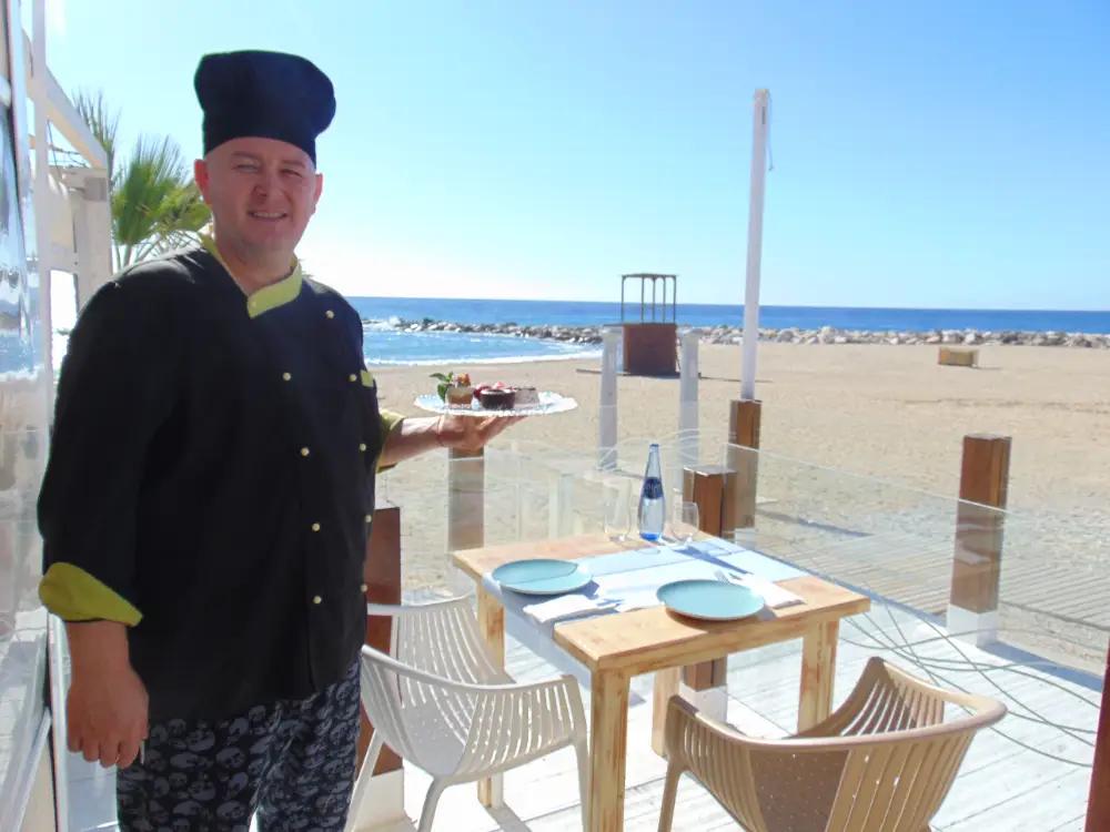 Nuestro cocinero en la terraza 