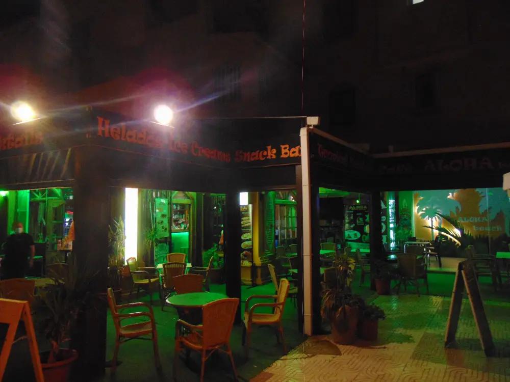 Vista nocturna exterior de Aloha Beach Bar