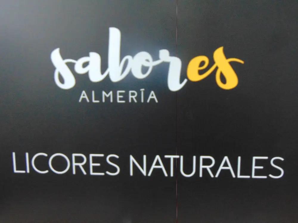 Letrero y logo de Licores Naturales 