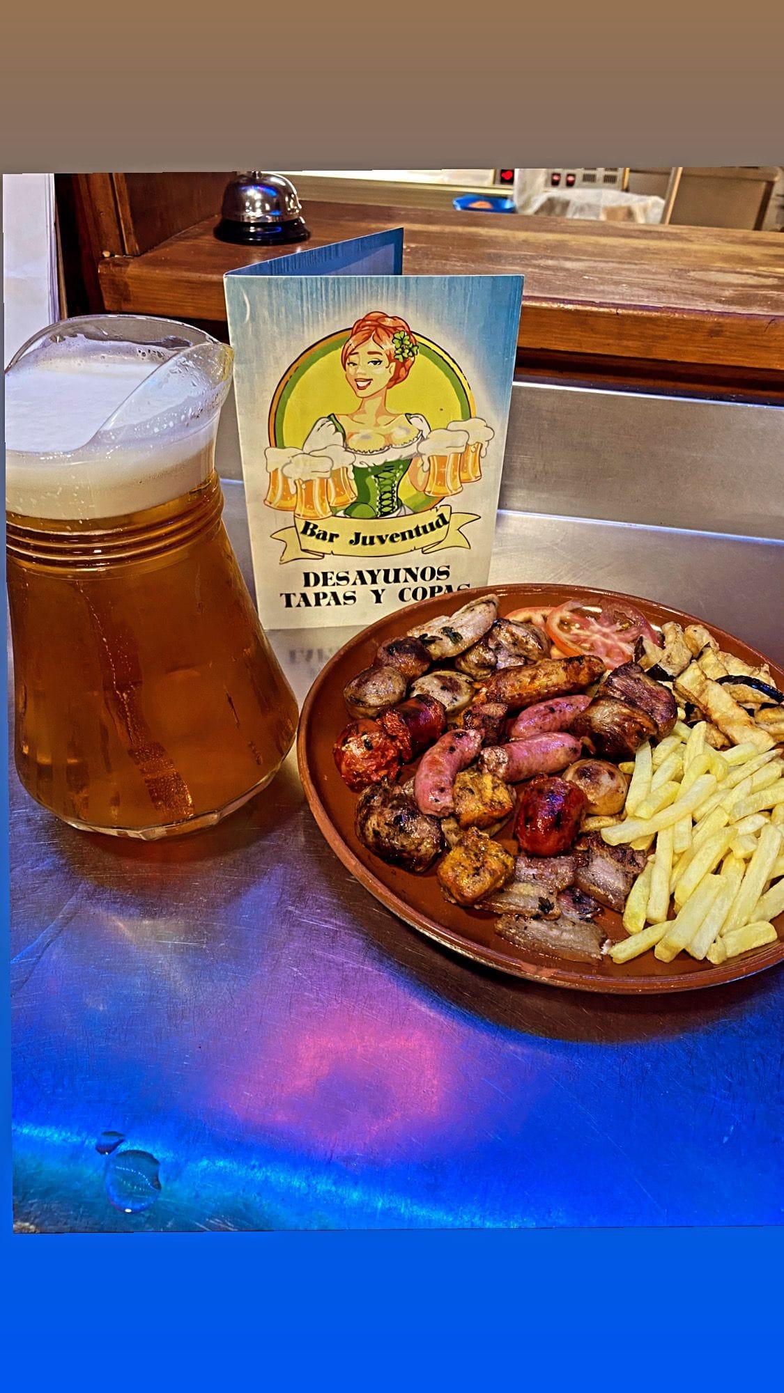 Cerveza y carne con patatas