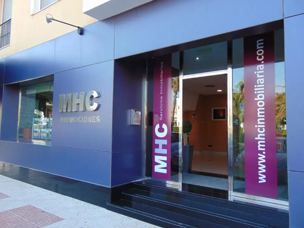 Entrada exterior de MHC Servicios Inmobiliarios