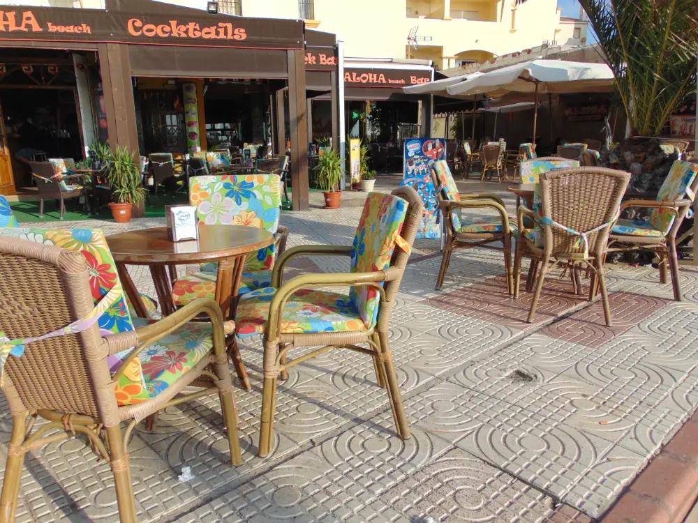 Mesas de la terraza decoradas con motivos florales y coloridos