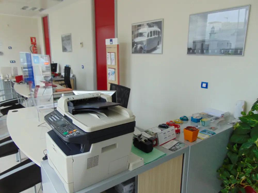 Mesa de trabajo de las oficinas de Segurmar Roquetas Agencia de Seguros AXA