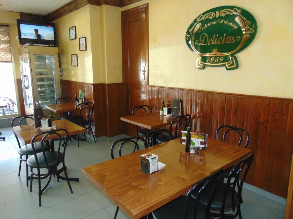 Mesas del interior de Las Delicias Pastelería