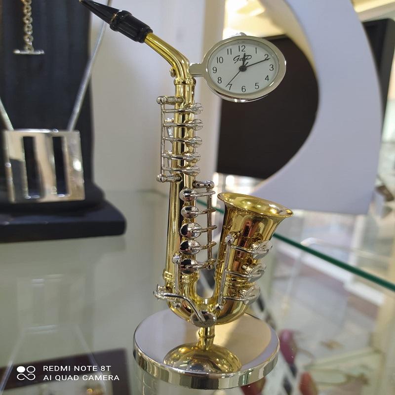 Reloj con forma de saxofón