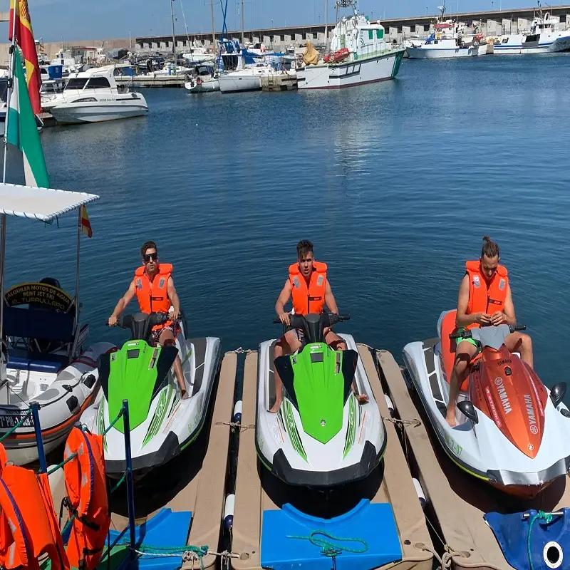 Clientes en motos de agua de El Turrullero 