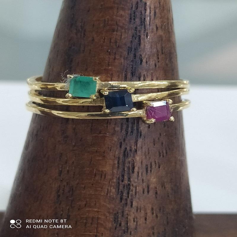 Anillo de joyería con gemas de colores 