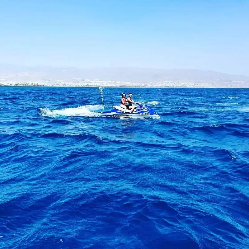 Moto de agua en el mar