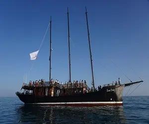 Imagen de Barco Pirata - Anne Bonny con visitantes en su interior