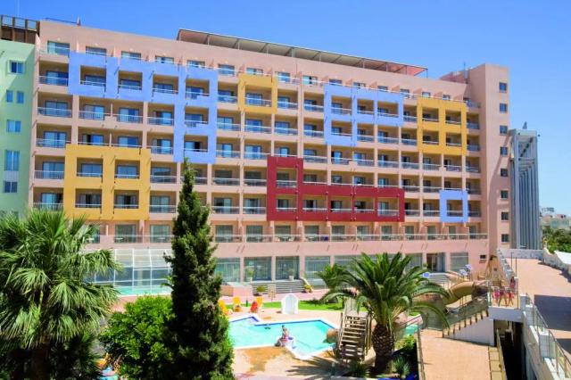 Piscina y terrazas de las habitaciones de Hotel Ohtels Fenix Family ****