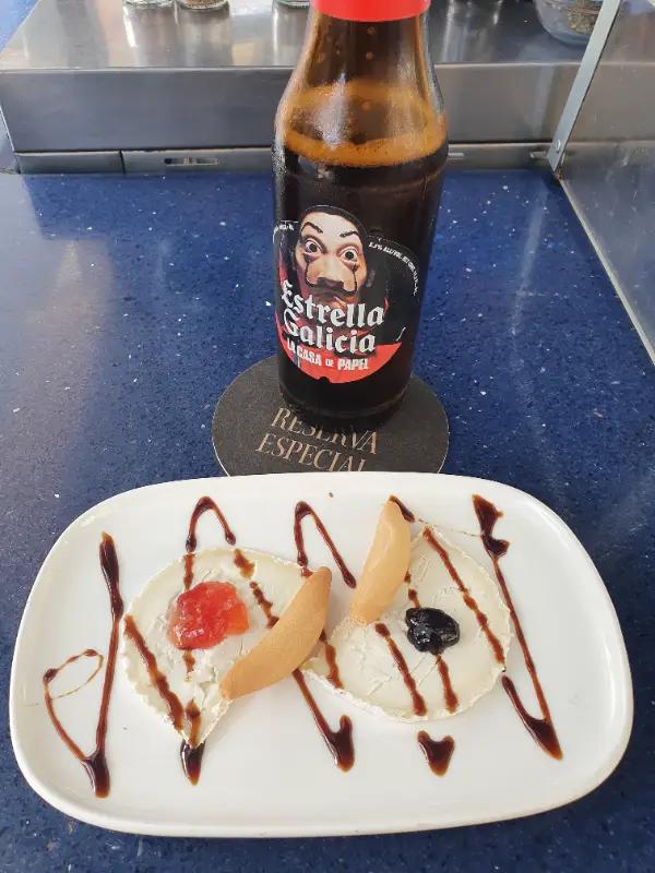 Tapa con cerveza de Estrella Galicia