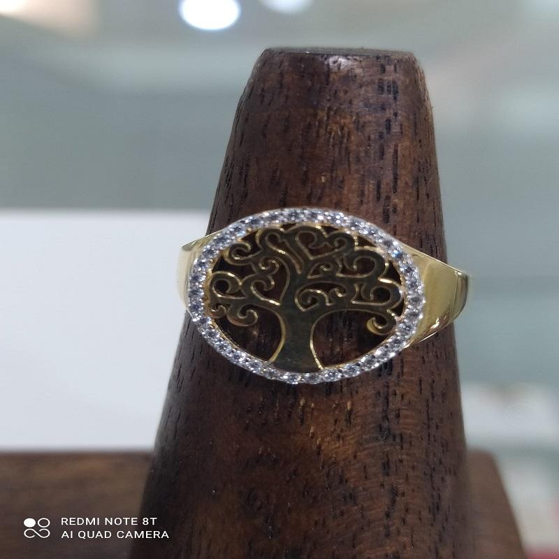 Anillo de joyería con diamante en palo de madera.