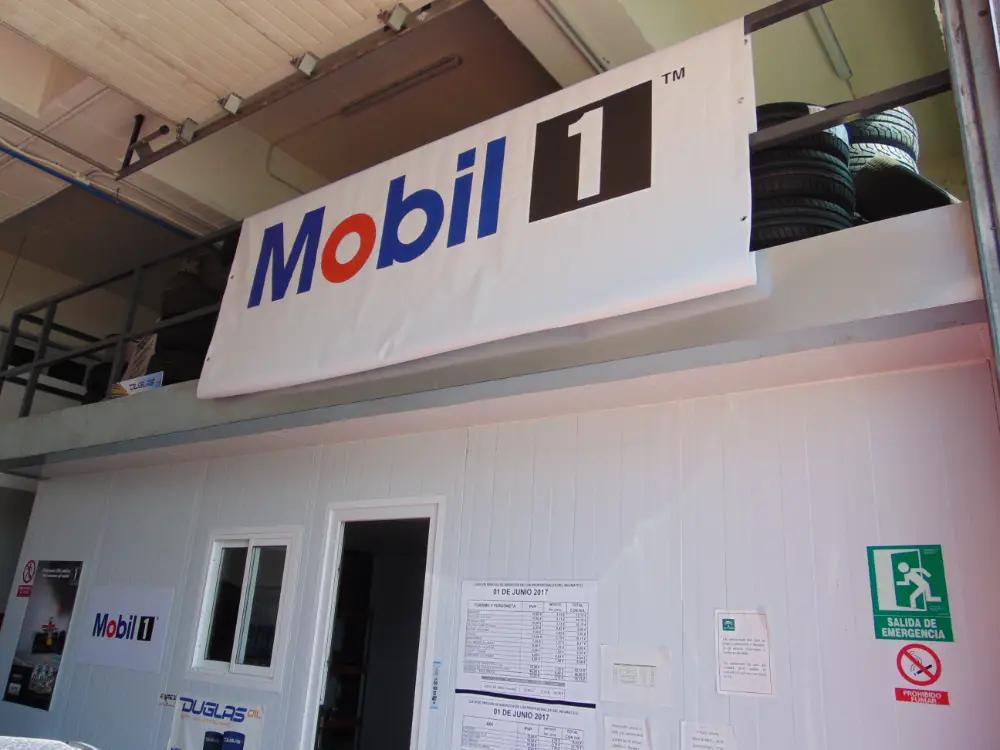 Lona de señalización de Mobil 1