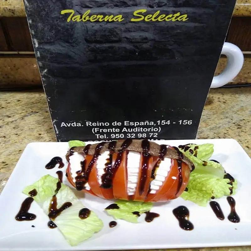 Plato con queso fresco, tomate, lechuga y anchoa