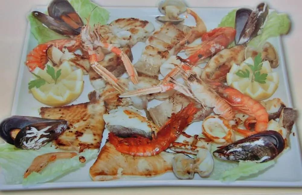 Plato de pescado y marisco en El Nido Playa Chiringuito