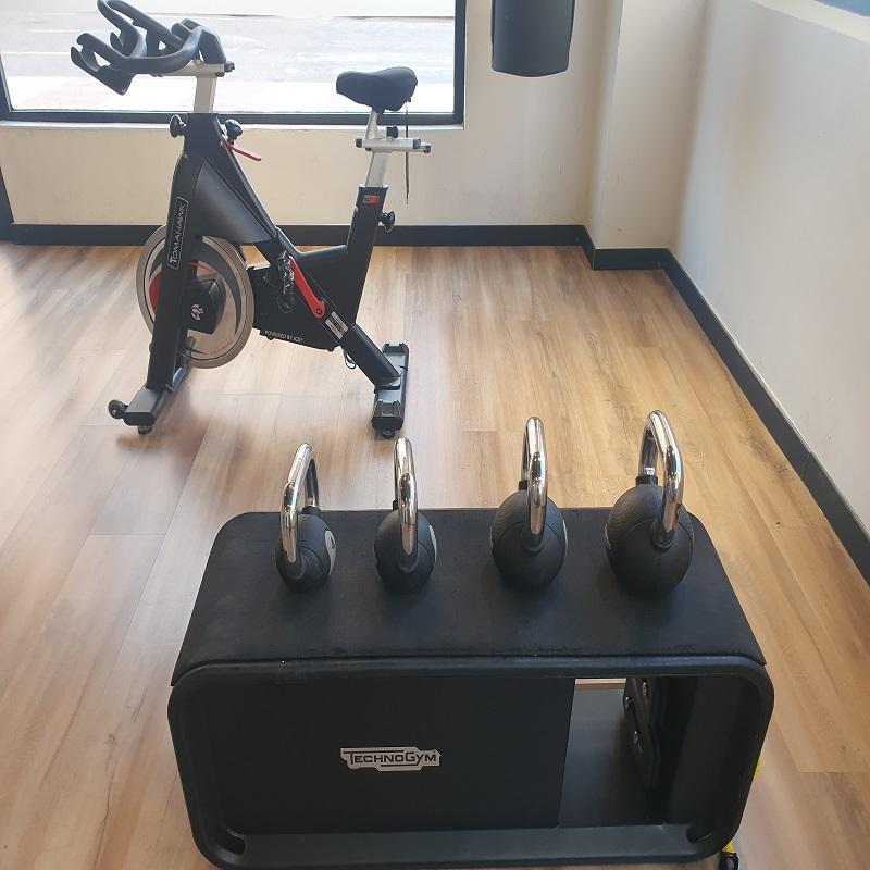 Equipo de ejercicio en una moderna sala de fitness