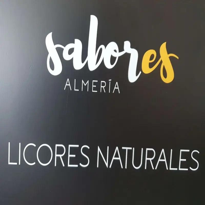 Letrero y logo de Licores Naturales 