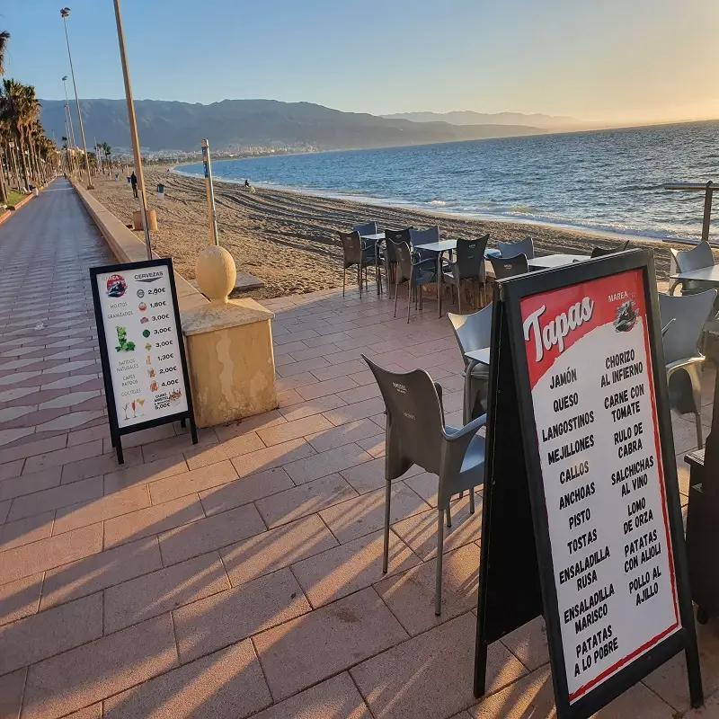 Carteles de la terraza de Marea Bar Cafetería