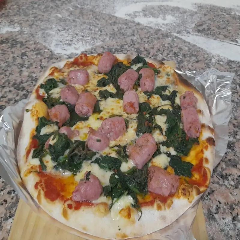 Pizza de espinacas y salchicha