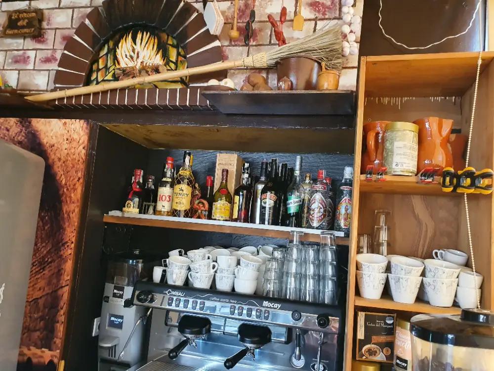 Interior de la barra de Los Sánchez Taberna