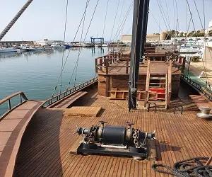 Foto del interior del barco desde la proa