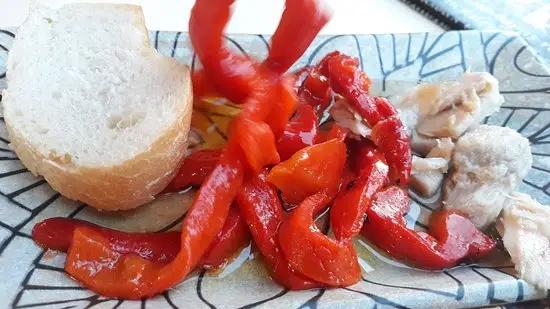 Tapa con pimientos rojos