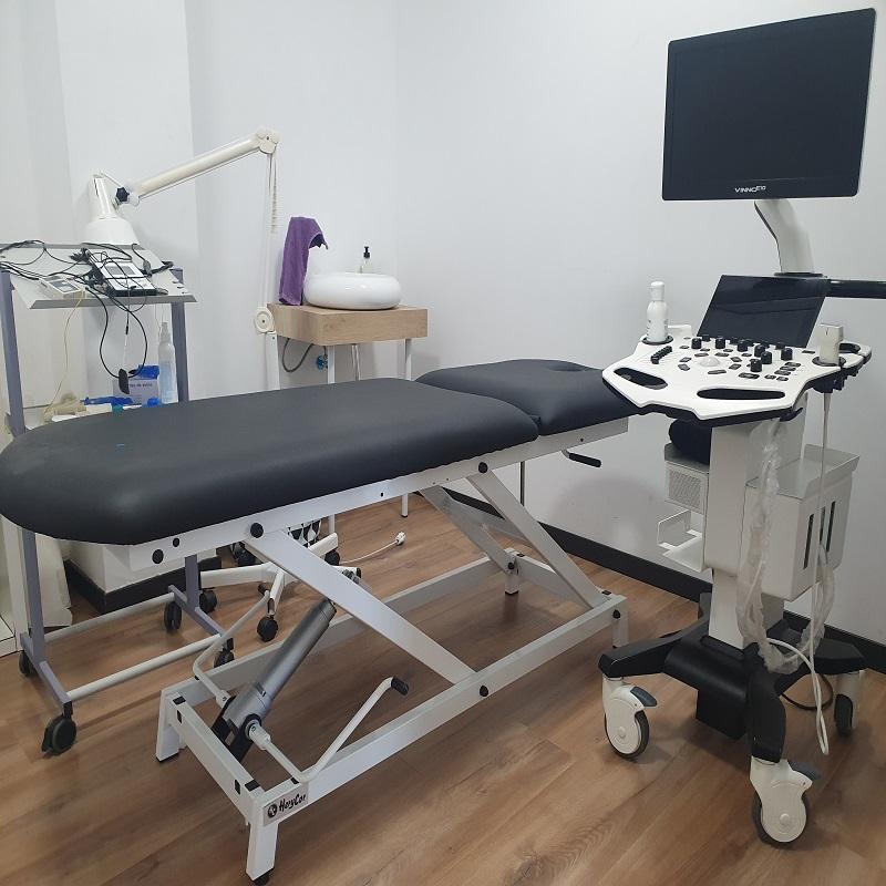 Interior de una clínica de fisioterapia con equipo especial