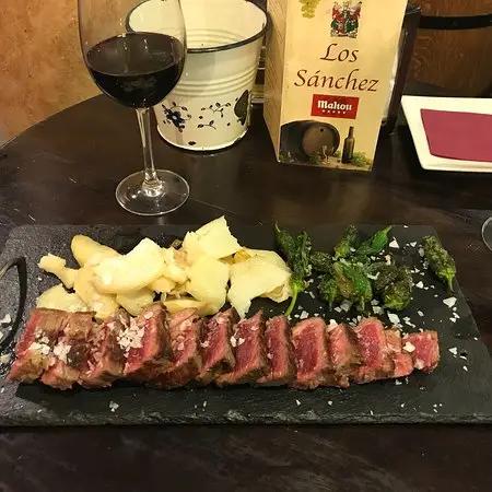 Plato de carne en Los Sánchez Taberna