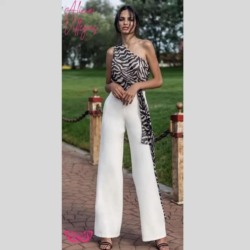 Conjunto pantalón blanco y blusa de cebra asimétrica 