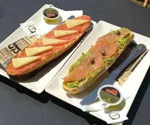 Tostadas de tomate con queso y aguacate con salmón 