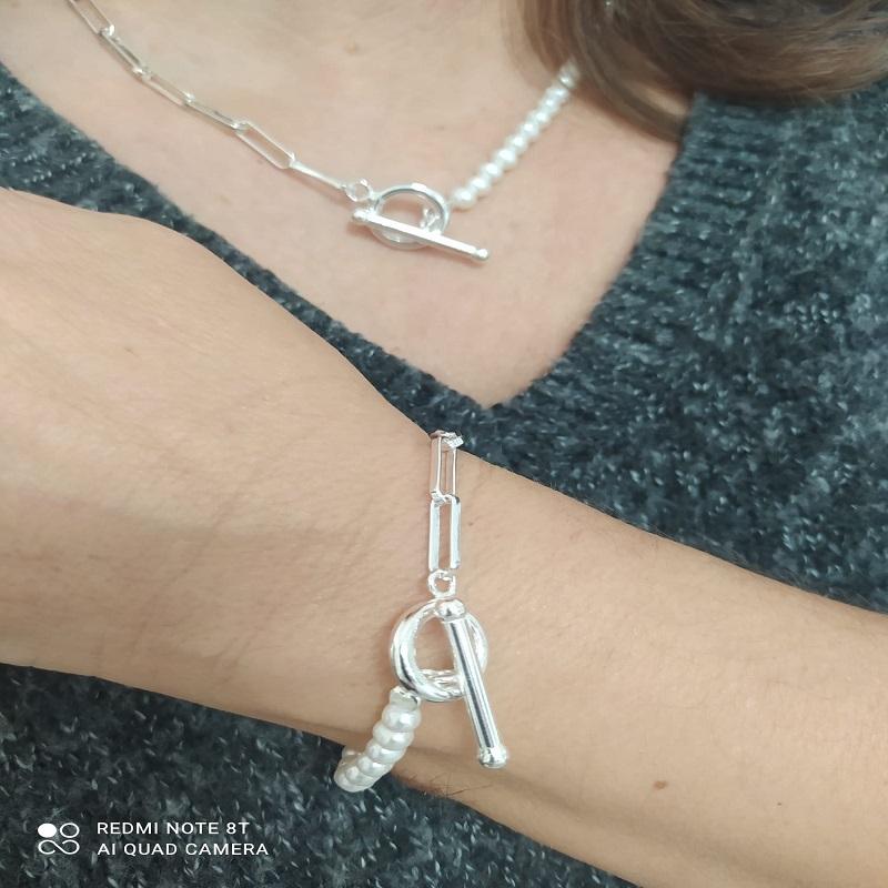  Joyas de plata en la mano de una mujer. Joyería y moda.