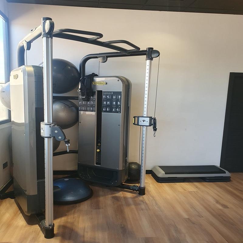 Jaula de ejercicio en una sala de fitness