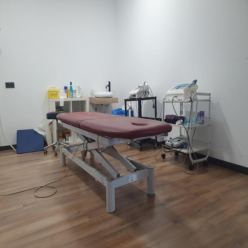 Interior de una sala de fisioterapia con máquinas especiales