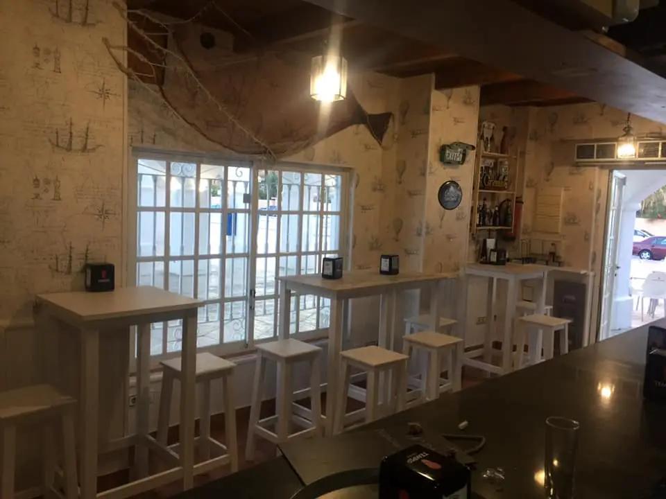 Mesas altas en Cantina Marinera