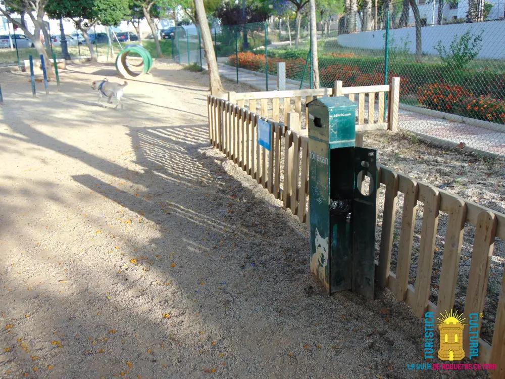 Dispensadores y basura de bolsas para recoger excrementos