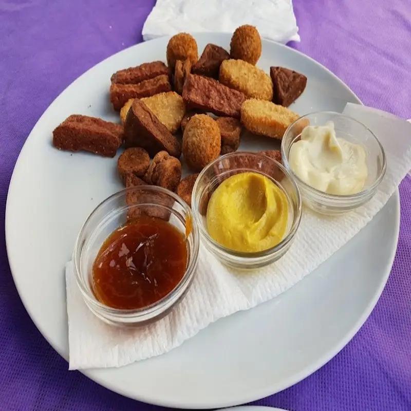 Nuggets con tres salsas