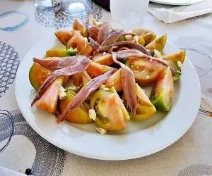 Plato de anchoas con tomate de La Orilla Chiringuito