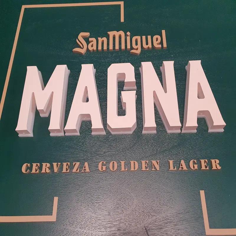 Imagen de la pared interior dedicada a la cerveza San Miguel