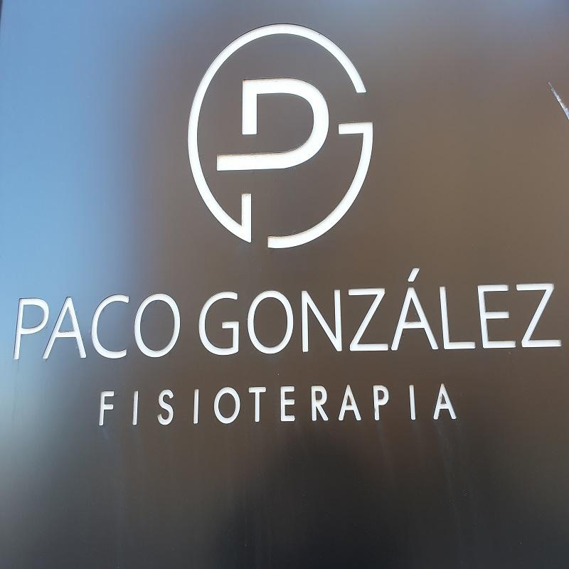 Foto de la puerta de Fisioterapia y Ostopetía Paco González