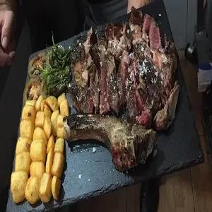 Plato de carne en Los Estudiantes Bar Cafetería