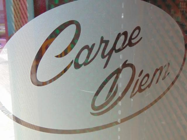 Letrero y logo de Carpe Diem 