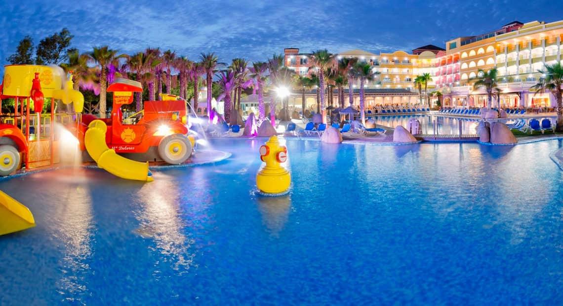 Piscina con toboganes del Mediterráneo Bay Hotel & Resort en Roquetas de Mar