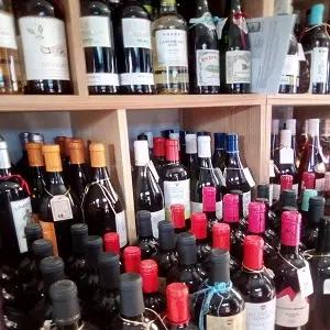Variedad de botellas de vino y vermut 