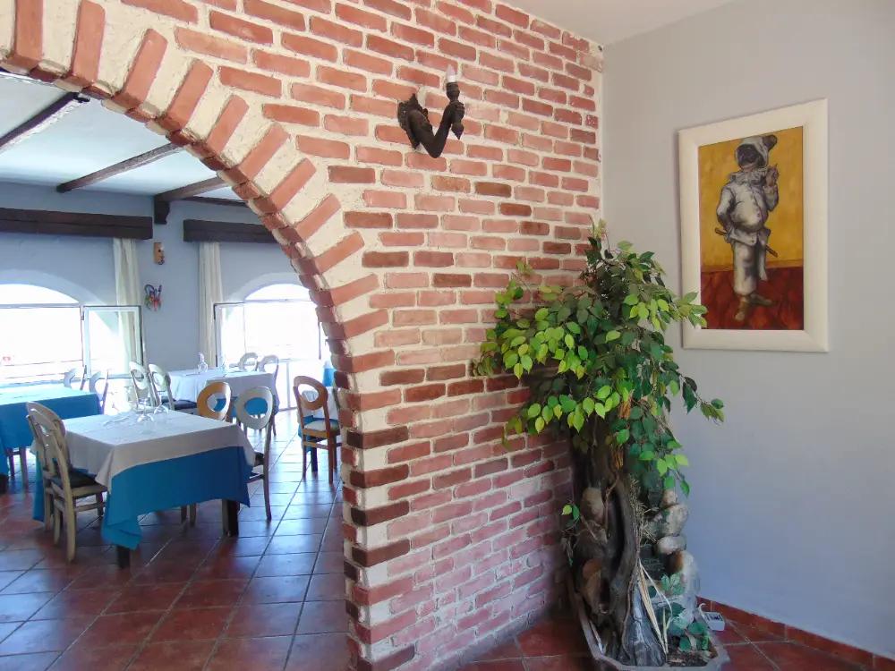 Imagen del interior y acceso a la sala del restaurante Pulcinella 