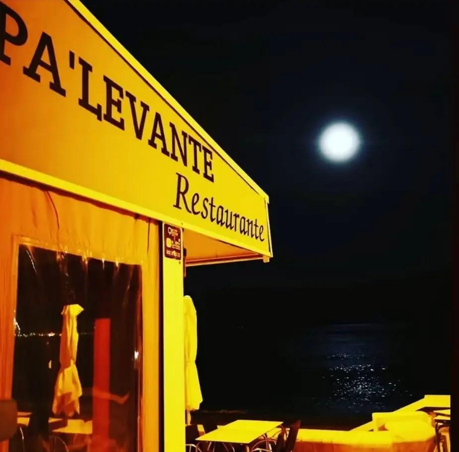 Vistas nocturnas de Pa’ Levante Restaurante