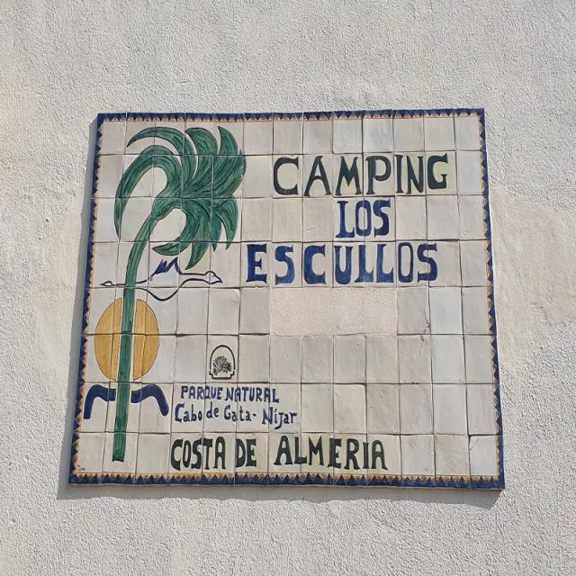 Letrero en forma de mosaico de Camping Los Escullos 